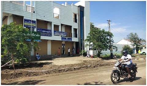 17 மாதமாக வாடகை தராததால் சார் பதிவாளர் அலுவலகத்தை பூட்டிய உரிமையாளர் - கழுகுமலையில் பரபரப்பு