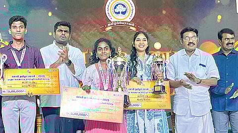 எஸ்.ஆர்.எம். நிகர்நிலை பல்கலைக்கழகத்தின் ‘தமிழ்ப் பேராயம்’ சார்பில் ‘சொல் தமிழா சொல் 2025’ பேச்சு போட்டியின் இறுதிச் சுற்று போட்டி மற்றும் பரிசளிப்பு விழா பல்கலைக்கழக வளாகத்தில் நேற்று நடைபெற்றது. இதில் முதல் மூன்று இடங்களைப் பிடித்த மாணவ, மாணவிகளுக்கு எஸ்.ஆர்.எம். பல்கலைக்கழக வேந்தர் பாரிவேந்தர், பாஜக மாநிலத் தலைவர் அண்ணாமலை, நாம் தமிழர் கட்சியின் தலைமை ஒருங்கிணைப்பாளர் சீமான் ஆகியோர் பரிசுகளை வழங்கினர். அருகில் ‘தமிழ்ப் பேராயம்’ தலைவர் கரு.நாகராஜன், பேராசிரியர் கு.ஞானசம்பந்தன், புதிய தலைமுறை அரசியல் பிரிவு ஆசிரியர் கார்த்திகேயன் ஆகியோர். | படங்கள்:எம்.முத்துகணேஷ் |