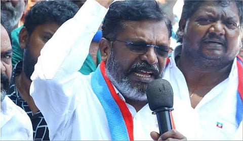 வக்பு திருத்தச் சட்டத்துக்கு எதிராக சென்னையில் விசிக சார்பில் நடந்த ஆர்ப்பாட்டத்தில் அக்கட்சியின் தலைவர் திருமாவளவன் உரையாற்றுகிறார்.