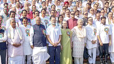 குஜராத்தின் அகமதாபாத்தில் நேற்று காங்கிரஸ் செயற்குழு கூட்டம் நடைபெற்றது. இதில் காங்கிரஸ் தலைவர் மல்லிகார்ஜுன கார்கே, மக்களவை எதிர்க்கட்சித் தலைவர் ராகுல் காந்தி, கட்சியின் மூத்த தலைவர் சோனியா காந்தி உள்ளிட்டோர் பங்கேற்றனர். | படம்: பிடிஐ |