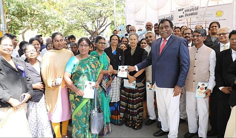 சமரச தீர்வு மையத்தின் 20-ம் ஆண்டு நிறைவு விழாவை முன்னிட்டு சென்னை உயர் நீதிமன்ற நீதிபதிகள் துண்டு பிரசுரம் வழங்கி விழிப்புணர்வு ஏற்படுத்தினர்.