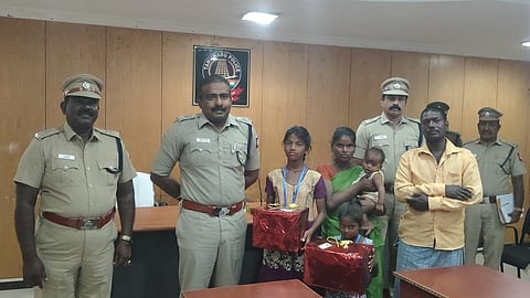 திருத்தணி முருகன் கோயிலில் பக்தர் தவற விட்ட ரூ.1.50 லட்சம் மதிப்பிலான தங்க நகையை கண்டெடுத்து போலீஸாரிடம் ஒப்படைத்த இரு சிறுமிகளுக்கு, நேற்று திருவள்ளூர் எஸ்பி சீனிவாச பெருமாள், பதக்கங்கள் மற்றும் பரிசுகளை அளித்து பாராட்டினார்