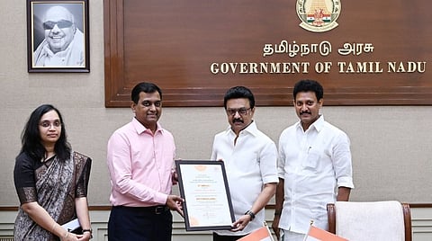 மாணவர்களின் ஆதார் பதிவை துல்லியமாக மேற்கொண்டதற்காக பள்ளிக்கல்வி துறைக்கு சாதனையாளர் விருது