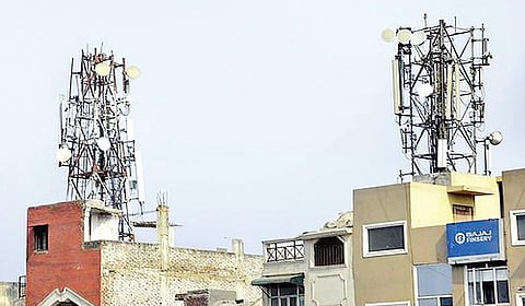 வீடுகள், வணிக நிறுவனங்களின் கூரை மீது செல்போன் டவர் அமைக்கலாமா?