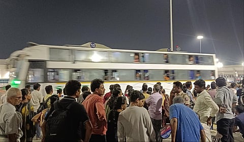 வார விடுமறை தினத்தையொட்டி கிளாம்பாக்கம் பேருந்து நிலையத்தில் அலைமோதிய பயணிகள்