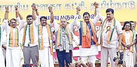 சென்னை வானகரத்தில் நேற்று நடந்த நிகழ்ச்சியில், தமிழக பாஜக தலைவராக நயினார் நாகேந்திரன் போட்டியின்றி தேர்வு செய்யப்பட்டு இருப்பதாக தேசிய தேர்தல் பொறுப்பாளர் தருண்சுக் அறிவித்தார். உடன் மேலிட பார்வையாளர் கிஷன் ரெட்டி, முன்னாள் தலைவர் அண்ணாமலை மற்றும் கட்சி நிர்வாகிகள்.