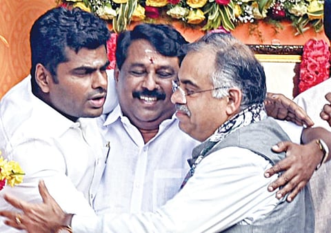 மாநில தலைவர் நயினார் நாகேந்திரனை கட்டியணைத்து வாழ்த்து தெரிவித்த முன்னாள் தலைவர் அண்ணாமலை. படங்கள்: ம.பிரபு