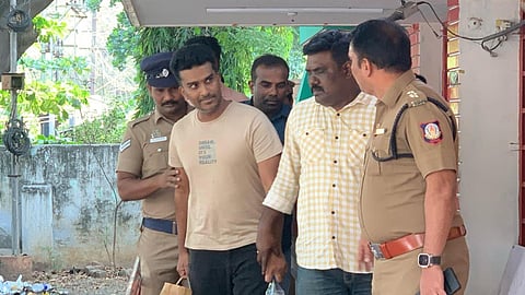 கைது செய்யப்பட்ட ஜான் ஜெபராஜை, காட்டூர் மகளிர் காவல் நிலையத்தில் இருந்து நீதிமன்றத்துக்கு அழைத்துச் செல்லும் போலீஸார்.