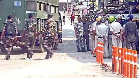 மேற்கு வங்க மாநிலம் முர்ஷிதாபாத் மாவட்டத்தில் வன்முறையால் பாதிக்கப்பட்ட பகுதியில் பாதுகாப்பு படையினர் நிறுத்தப்பட்டுள்ளனர். படம்: பிடிஐ