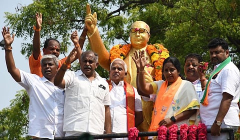 கோவை வடகோவை மத்திய உணவு பொருட்கள் சேமிப்பு கிடங்கு வளாகத்தில் உள்ள அம்பேத்கர் சிலைக்கு வானதி சீனிவாசன் மாலை அணிவித்து மரியாதை செலுத்தினார் | படம்: ஜெ.மனோகரன்