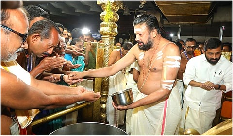 மலையாள புத்தாண்டை முன்னிட்டு சபரிமலை ஐயப்பன் கோயிலில் பக்தர்களுக்கு புதுநாணயங்கள் பரிசளிப்பு