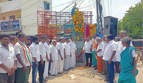 மதுரையில் அம்பேத்கர் சிலைக்கு விருதுநகர் காங்கிரஸ் எம்.பி மாணிக்கம் தாகூர் மாலை அணிவித்து மரியாதை செலுத்தினார்