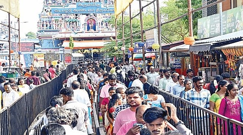 தமிழ்ப் புத்தாண்டையொட்டி வடபழநி முருகன் கோயிலில் சுவாமி தரிசனம் செய்ய நீண்ட வரிசையில் காத்திருந்த பக்தர்கள். | படங்கள்: எஸ்.சத்தியசீலன் |