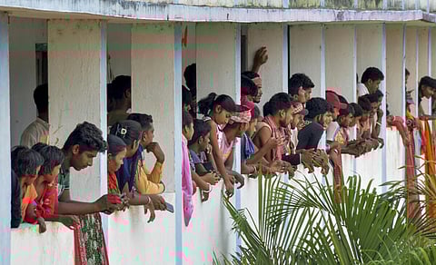 மேற்கு வங்கத்தின் மால்டா மாவட்டத்தில் ஏற்பட்ட வன்முறை காரணமாக வீட்டை விட்டு வெளியேறியவர்கள் பள்ளிக் கூடம் ஒன்றில் தங்கவைக்கப்பட்டுள்னர்.