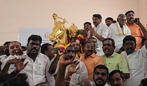 தூத்துக்குடியில் உள்ள வீரன் சுந்தரலிங்கனார் சிலைக்கு பாஜக மாநில தலைவர் நயினார் நாகேந்திரன் மாலை அணிவித்து மரியாதை செலுத்தினர்.