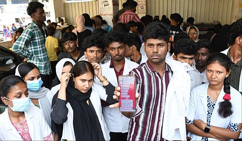 கோவை அரசு மருத்துவமனை வளாகத்தில் உள்ள பிரேதப் பரிசோதனைக் கூடம் முன்பு திரண்ட சக மாணவர்கள் | படம்: ஜெ.மனோகரன்