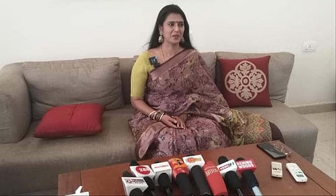 குமாரபாளையத்தில் நடிகை கஸ்தூரி செய்தியாளர்களைச் சந்தித்தார்