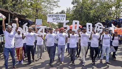 மேற்கு வங்கத்தில் புதிய ஆசிரியர்கள் தேர்வு செய்யப்படும் வரை டிஸ்மிஸ் ஆசிரியர்கள் பணியில் தொடர உச்ச நீதிமன்றம் அனுமதி
