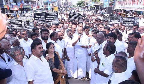 அமைச்சர் பொன்முடியைக கண்டித்து மதுரையில் வி.வி.ராஜன் செல்லப்பா தலைமையில் அதிமுக சார்பில் கண்டன ஆர்ப்பாட்டம் நடந்தது.