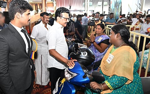 திருவள்ளூர் மாவட்டம் ஆண்டார்குப்பத்தில் நேற்று நடந்த அரசு விழாவில், மாற்றுத் திறனாளிகளுக்கு ஸ்கூட்டர்களை முதல்வர் ஸ்டாலின் வழங்கினார். உடன் அமைச்சர் சா.மு.நாசர், மாவட்ட ஆட்சியர் மு.பிரதாப்,