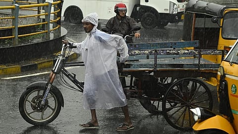 தமிழகத்தில் சில இடங்களில் இன்று பலத்த காற்றுடன் மழை பெய்ய வாய்ப்பு