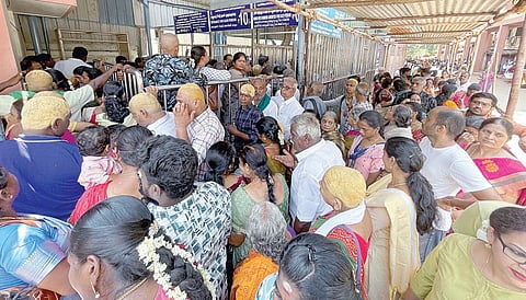 பழநியில் வின்ச் ரயில் மூலம் மலைக் கோயிலுக்குச் செல்ல வரிசையில் காத்திருந்த பக்தர்கள்.