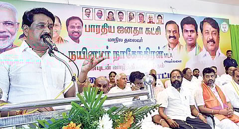 கோவையில் நேற்று பாஜக நிர்வாகிகள் பங்கேற்ற கலந்துரையாடல் கூட்டத்தில் பேசிய மாநிலத் தலைவர் நயினார் நாகேந்திரன். உடன், மத்திய இணையமைச்சர் எல்.முருகன் மற்றும் பாஜக தேசிய மகளிரணித் தலைவர் வானதி சீனிவாசன் எம்எல்ஏ, மாநிலப் பொதுச் செயலாளர் ஏ.பி.முருகானந்தம், துணைத் தலைவர் கனகசபாபதி மற்றும் கட்சி நிர்வாகிகள் உள்ளிட்டோர். படம்: ஜெ.மனோகரன்