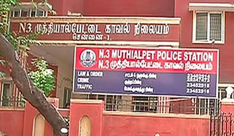 இளைஞரை கடத்தி ரூ.5 லட்சம், 100 கிராம் நகை கேட்டு மிரட்டல் - 4 பேர் கைது