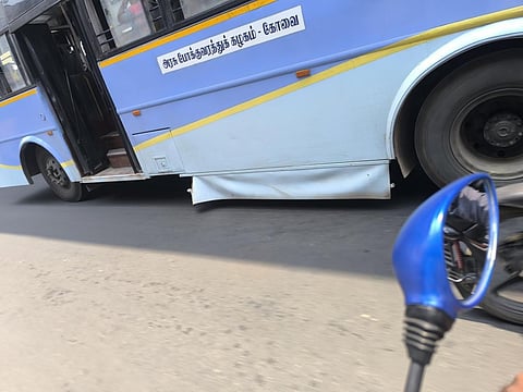 கோவையில் இயக்கப்படும் அரசு பேருந்தில் விபத்து தடுப்பு கட்டமைப்பு ஒரு பாதி இல்லாமல் இயக்கப்படும் காட்சி. | படம்: இல.ராஜகோபால்.