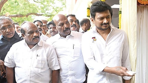 ரூ.4.80 கோடி மதிப்பீட்டில் 1000 இருக்கை வசதியுடன் நந்தனம் அரசு கலைக் கல்லூரி வளாகத்தில் கட்டப்பட்டுள்ள கலைஞர் கலையரங்கத்தை துணை முதல்வர் உதயநிதி ஸ்டாலின் நேற்று திறந்து வைத்தார். உடன் அமைச்சர்கள் மா.சுப்பிரமணியன், கோவி.செழியன் உள்ளிட்டோர்.