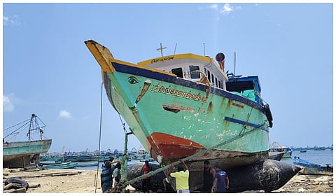 மீன்பிடி தடைக்காலம்: விசைப்படகு சீரமைப்பு பணியில் ராமேசுவரம் மீனவர்கள் தீவிரம்