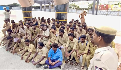 கிளாம்பாக்கத்தில் தற்காலிக அரசுப் பேருந்து ஓட்டுநர்கள் மற்றும் நடந்துநர்கள் பணிப் புறக்கணிப் போராட்டத்தில் ஈடுபட்டனர் | படங்கள்: எம்.முத்துகணேஷ்