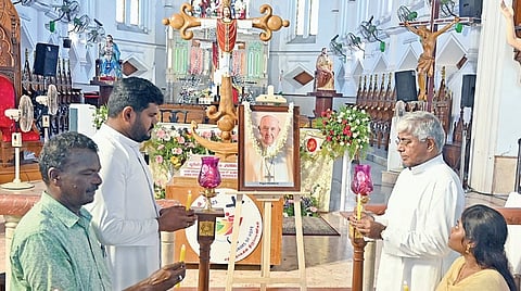 போப் பிரான்சிஸ் மறைவுக்கு சென்னை சாந்தோம் தேவாலயத்தில் அவரது படத்துக்கு பங்குதந்தை வின்சென்ட் சின்னதுரை உள்ளிட்டோர் மெழுகுவர்த்தி ஏந்தி அஞ்சலி செலுத்தினர். | படம்: எஸ்.சத்தியசீலன் |