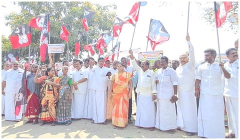 புதுச்சேரி | கட்டி முடிக்கப்பட்ட பேருந்து நிலையத்தை திறக்க வலியுறுத்தி அதிமுக ஆர்ப்பாட்டம்