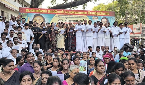 அமைச்சர் பொன்முடியைக் கண்டித்து பல்லாவரத்தில் அதிமுக சார்பில் கண்டன ஆர்ப்பாட்டம் நடந்தது | படங்கள்: எம். முத்துகணேஷ்