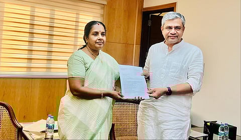 மத்திய ரயில்வே அமைச்சர் அஸ்வினி வைஷ்ணவை நேரில் சந்தித்து பாஜக எம்.எல்.ஏ. வானதி சீனிவாசன் மனு அளித்தார்