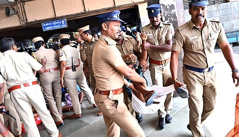 கோட்டையை நோக்கி முற்றுகை போராட்டத்தில் ஈடுபட முயன்ற மாற்றுத் திறனாளிகள் கைது - பின்னணி என்ன?