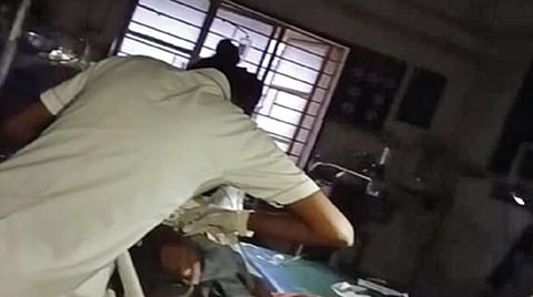 பல்லடம் அரசு மருத்துவமனையில் மின்தடை ஏற்பட்டபோது, செல்
போன் வெளிச்சத்தில் நோயாளிக்கு சிகிச்சை அளிக்கப்பட்டது.