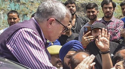 காஷ்மீரில் வெள்ள பாதிப்பை பார்வையிடச் சென்ற முதல்வரின் வாகனத்தை முற்றுகையிட்ட மக்கள்