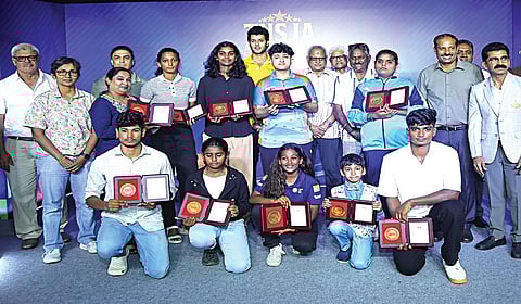 சென்னையில் நேற்று நடைபெற்ற விழாவில் 10 இளம் வீரர், வீராங்கனைகளுக்கு
ரூ.10 லட்சம் உதவித்தொகையை தமிழ்நாடு ஸ்போர்ட்ஸ் பத்திரிகையாளர்கள் சங்கம், தமிழ்நாடு கிரிக்கெட் சங்கம் (டிஎன்சிஏ), சிஎஸ்கே அணி நிர்வாகம் சார்பில் கிரிக்கெட் வீரர் ஷிவம் துபே வழங்கினார்.