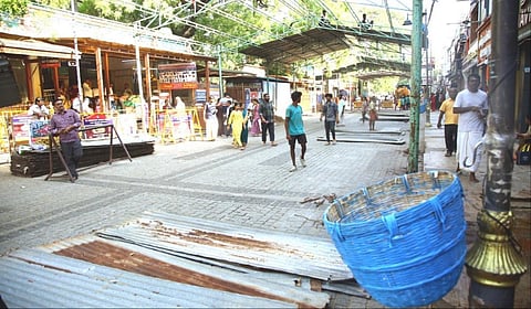 மதுரை மீனாட்சி அம்மன் கோயில் சித்திரை வீதிகளில் மூங்கிலால் ஆன குப்பைத் தொட்டிகளை மாநகராட்சி வைத்துள்ளது