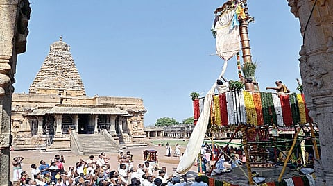 தஞ்சாவூர் பெரியநாயகி அம்மன் உடனாய பெருவுடையார் கோயிலில் நேற்று நடைபெற்ற சித்திரை பெருவிழா கொடியேற்றம்.