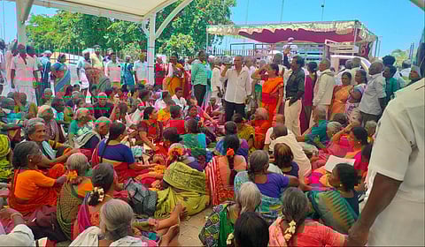 சிறப்பு ஓய்வூதியத்தை உயர்த்தி வழங்கக் கோரி சென்னையில் சத்துணவு மற்றும் அங்கன்வாடி ஓய்வூதியர்கள் முற்றுகைப் போராட்டத்தில் ஈடுபட்டனர்