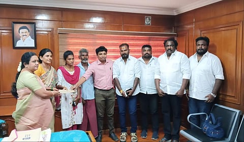 அவனியாபுரம் ஜல்லிக்கட்டில் உயிழந்தவரின் சகோதரிக்கு மதுரை மாநகராட்சி மேயர், ஆணையர் தற்காலிக பணி நியமன ஆனையை வழங்கினர்.