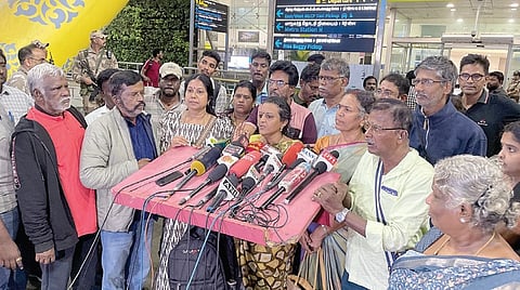 தமிழகத்தில் இருந்து காஷ்மீருக்கு சுற்றுலா சென்ற பயணிகள் நேற்று அதிகாலை 3 மணியளவில் சென்னை விமான நிலையம் வந்தடைந்தனர். அவர்கள் செய்தியாளர்களின் கேள்விகளுக்கு பதில் அளித்தனர்.