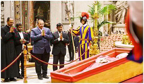 போப் பிரான்சிஸ் உடலுக்கு அமைச்சர் சா.மு.நாசர், சட்டமன்ற உறுப்பினர் இருதயராஜ் நேரில் அஞ்சலி