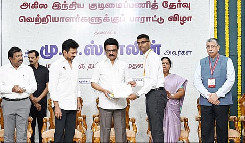 யுபிஎஸ்சி தேர்வில் வெற்றி பெற்ற தமிழக மாணவர்களுக்கு முதல்வர் ஸ்டாலின் பாராட்டுச் சான்றிதழ்களை வழங்கினார்