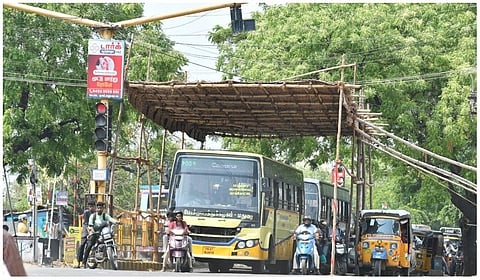சாலைகளில் ‘நிழல் பந்தல்’களால் மதுரை மாநகர சிக்னல்களில் போக்குவரத்து நெரிசல் பாதிப்பு!