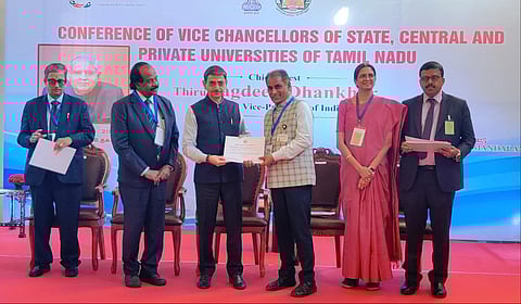 ஊட்டியில் நடந்த துணை வேந்தர்கள் மாநாட்டில் பங்கேற்றவர்களுக்கு தமிழக ஆளுநர் ஆர்.என்.ரவி சான்றிதழ்களை வழங்கினார்.