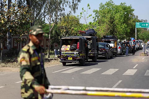 காலக்கெடு நிறைவு: கண்ணீருடன் விடைபெற்று அட்டாரி வழியாக நாடு திரும்பும் பாகிஸ்தானியர்கள்!